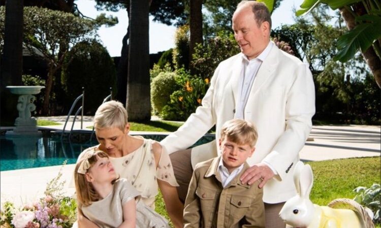 Alberto y Charlene de Mónaco con sus hijos Jacques y Gabriella de Mónaco en Pascua 2022