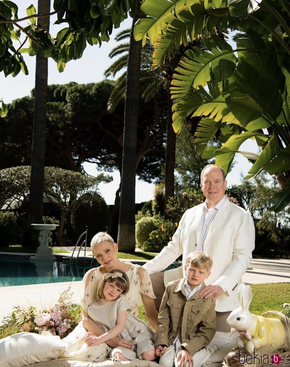 Alberto y Charlene de Mónaco con sus hijos Jacques y Gabriella de Mónaco en un posado familiar por Pascua