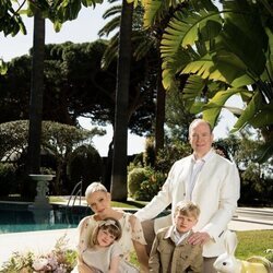 Alberto y Charlene de Mónaco con sus hijos Jacques y Gabriella de Mónaco en un posado familiar por Pascua