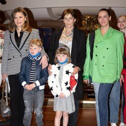 Jacques y Gabriella de Mónaco, Estefanía de Mónaco y sus hijas Pauline Ducruet y Camille Gottlieb en una función de circo benéfica