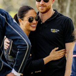 El Príncipe Harry y Meghan Markle abrazados en los Invictus Games de La Haya