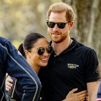 El Príncipe Harry y Meghan Markle abrazados en los Invictus Games de La Haya