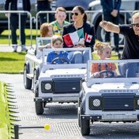 El Príncipe Harry y Meghan Markle montados en unos coches con unos niños en los Invictus Games de La Haya