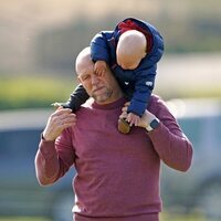 Mike Tindall con su hijo Lucas Tindall en una feria en Norfolk