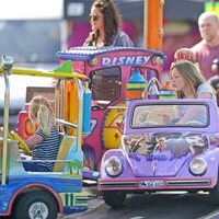 Mike Tindal con sus hijos Mia, Lena y Lucas Tindall en una feria en Norfolk