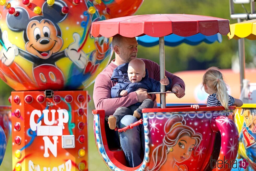 Mike Tindall y sus hijos Lena y Lucas Tindall en una feria en Norfolk