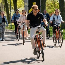 El Príncipe Harry montando en bici en los Invictus Games en La Haya