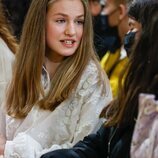 La Princesa Leonor hablando con una joven en una Jornada sobre Juventud y Ciberseguridad en Leganés