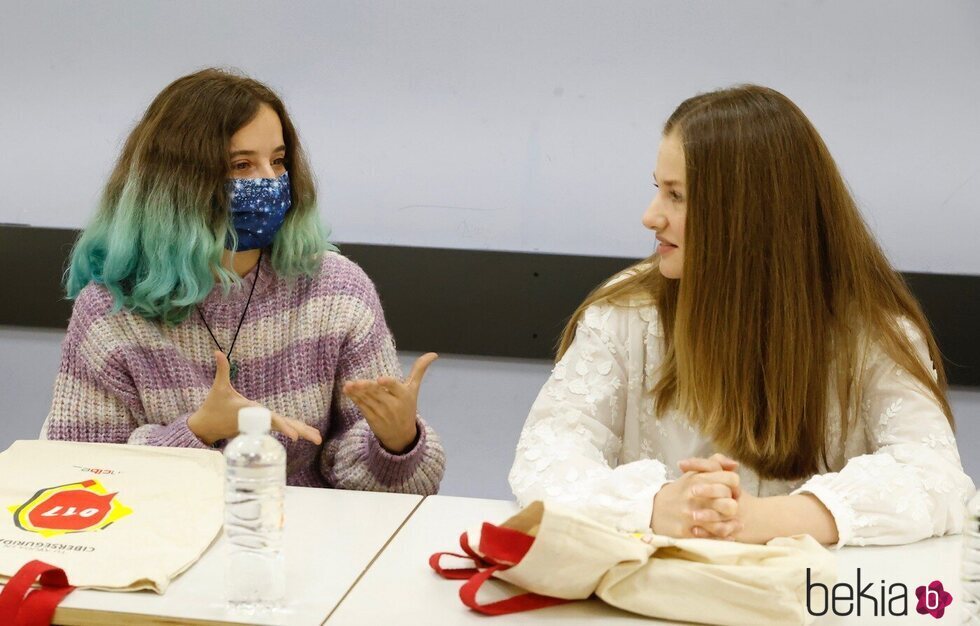 La Princesa Leonor escucha a una joven en una Jornada sobre Juventud y Ciberseguridad en Leganés