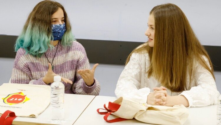 La Princesa Leonor escucha a una joven en una Jornada sobre Juventud y Ciberseguridad en Leganés