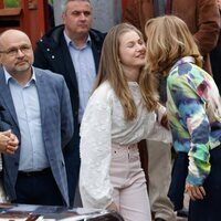 La Princesa Leonor besando a la Ministra de Educación en una Jornada sobre Juventud y Ciberseguridad en Leganés