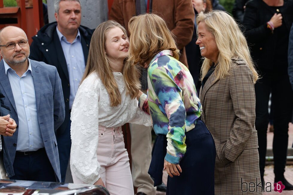 La Princesa Leonor besando a la Ministra de Educación en una Jornada sobre Juventud y Ciberseguridad en Leganés