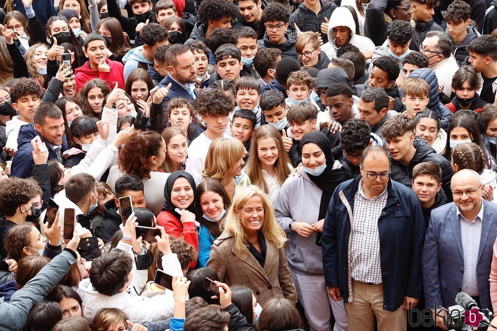 La Princesa Leonor con estudiantes del Instituto Julio Verne de Leganés en una Jornada sobre Juventud y Ciberseguridad