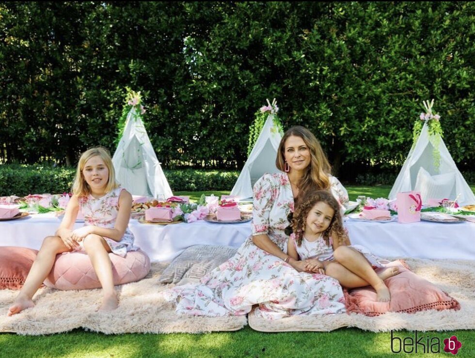 Magdalena de Suecia con sus hijas Leonor y Adrienne de Suecia en el jardín con vestidos a juego