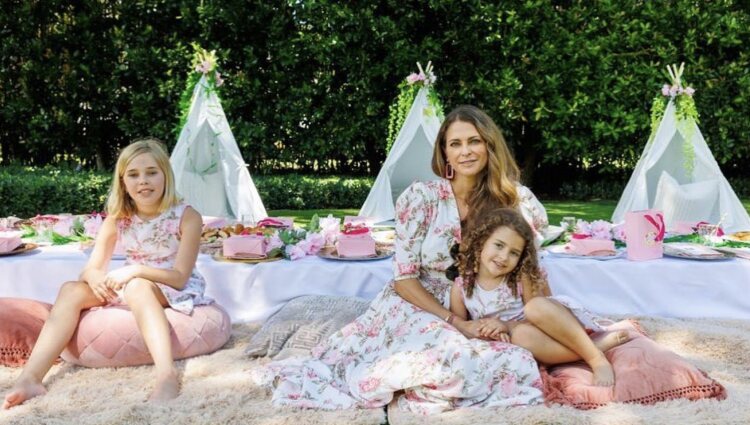 Magdalena de Suecia con sus hijas Leonor y Adrienne de Suecia en el jardín con vestidos a juego