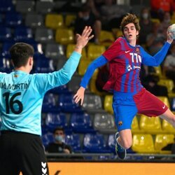 Pablo Urdangarin realizando un lanzamiento en la portería contraria en el partido contra el BM Benidorm