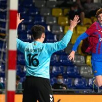 Pablo Urdangarin realizando un lanzamiento en la portería contraria en el partido contra el BM Benidorm