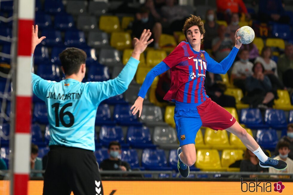 Pablo Urdangarin realizando un lanzamiento en la portería contraria en el partido contra el BM Benidorm