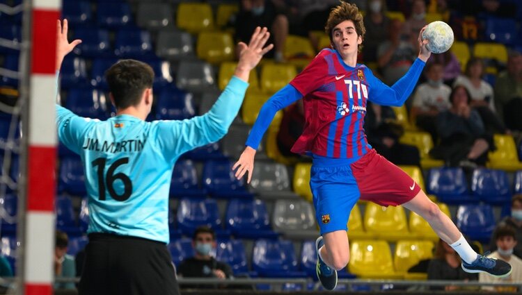 Pablo Urdangarin realizando un lanzamiento en la portería contraria en el partido contra el BM Benidorm