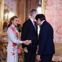 Juan del Val saludando a la Reina Letizia en presencia del Rey Felipe en el almuerzo por la entrega del Premio Cervantes 2021