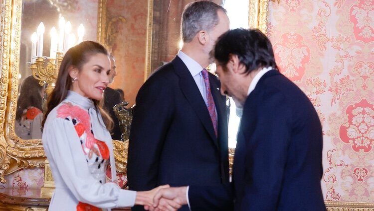 Juan del Val saludando a la Reina Letizia en presencia del Rey Felipe en el almuerzo por la entrega del Premio Cervantes 2021