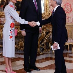 Vicente Vallés saluda a los Reyes Felipe y Letizia en el almuerzo por la entrega del Premio Cervantes 2021