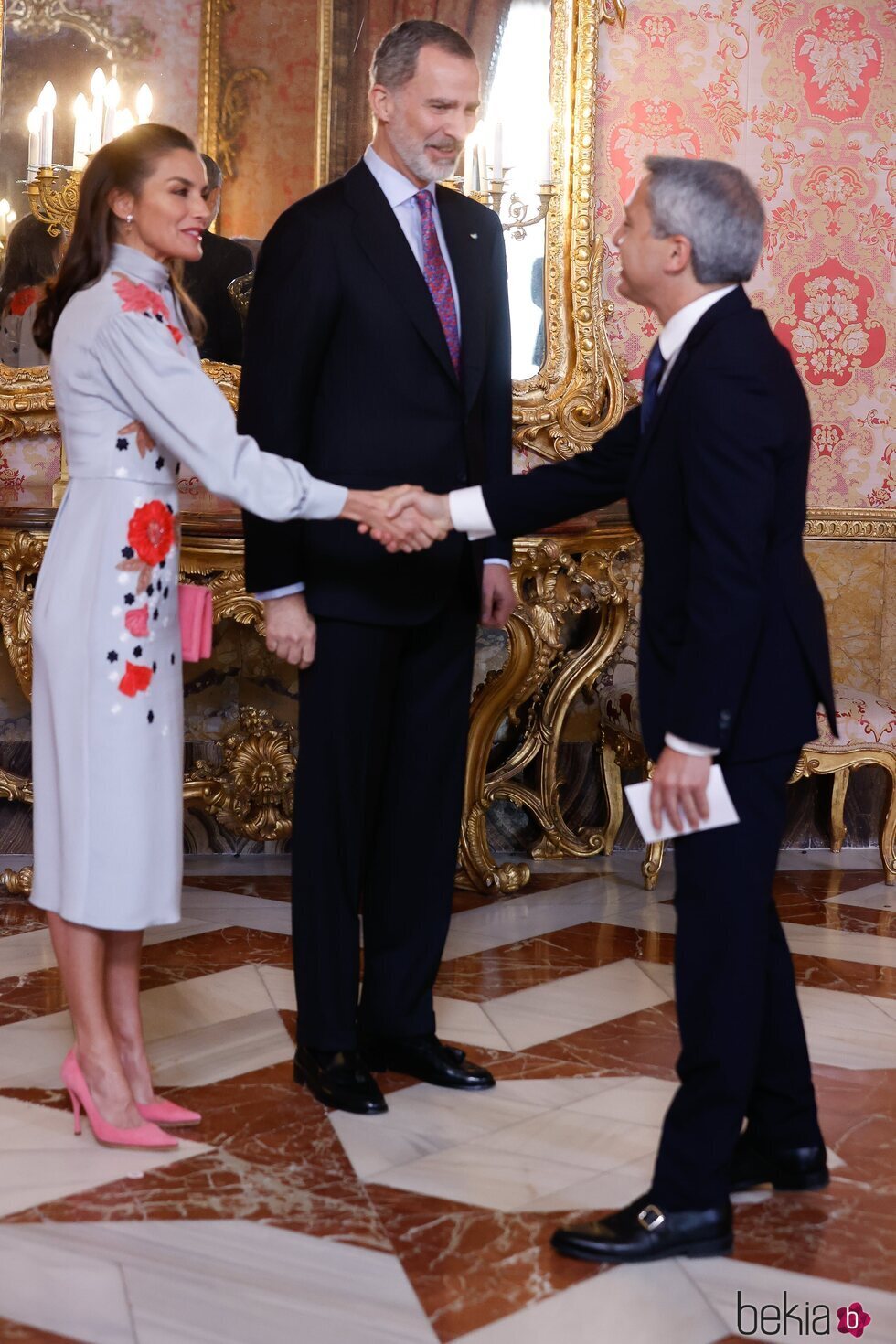 Vicente Vallés saluda a los Reyes Felipe y Letizia en el almuerzo por la entrega del Premio Cervantes 2021