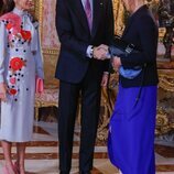 Sandra Barneda saluda a los Reyes Felipe y Letizia en el almuerzo por la entrega del Premio Cervantes 2021