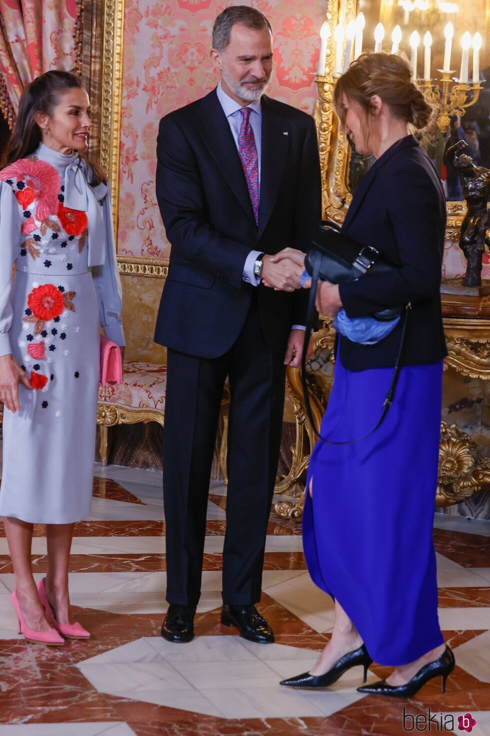 Sandra Barneda saluda a los Reyes Felipe y Letizia en el almuerzo por la entrega del Premio Cervantes 2021