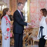 Paz Padilla saluda a los Reyes Felipe y Letizia en el almuerzo por la entrega del Premio Cervantes 2021