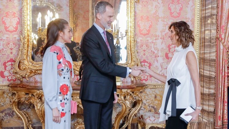 Paz Padilla saluda a los Reyes Felipe y Letizia en el almuerzo por la entrega del Premio Cervantes 2021