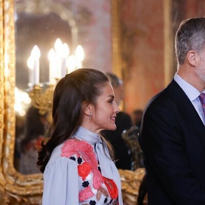 Los Reyes Felipe y Letizia, entre escritores en el almuerzo por la entrega del Cervantes 2021