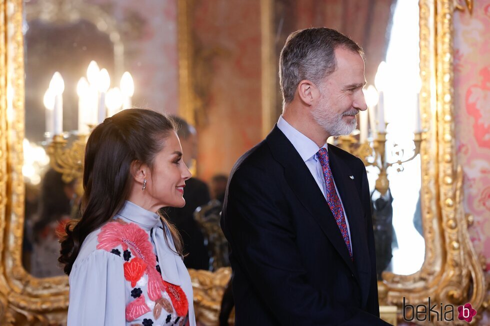 Los Reyes Felipe y Letizia sin mascarilla en el almuerzo por la entrega del Premio Cervantes 2021