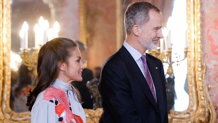 Los Reyes Felipe y Letizia sin mascarilla en el almuerzo por la entrega del Premio Cervantes 2021