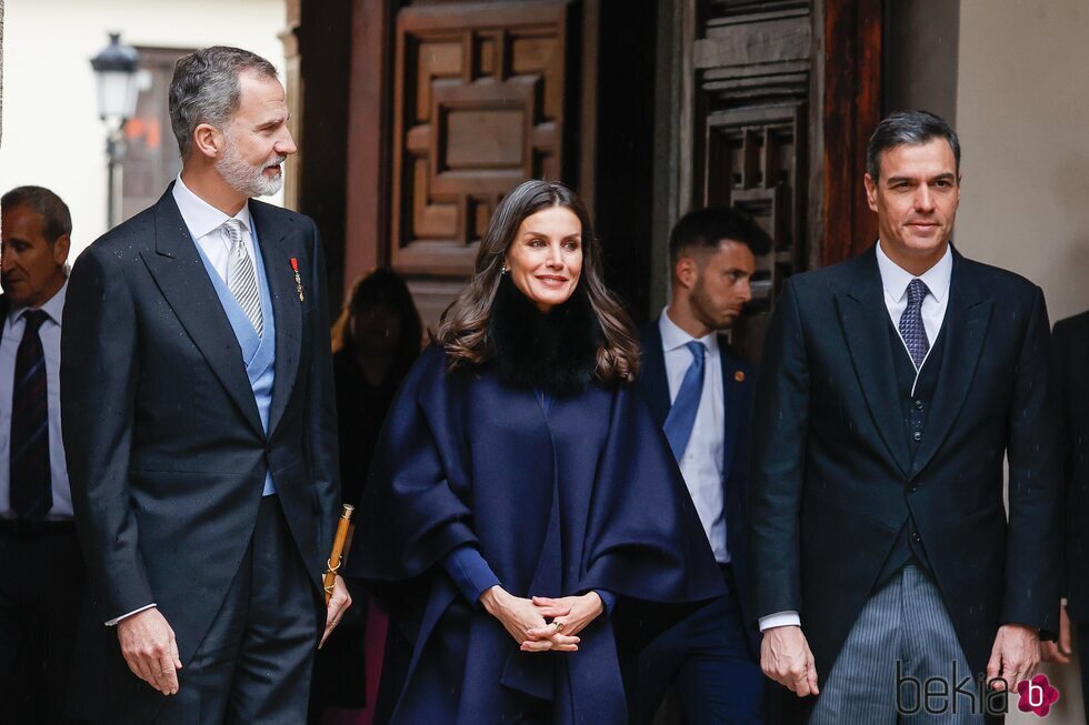 Los Reyes Felipe y Letizia y Pedro Sánchez en la entrega del Premio Cervantes 2021