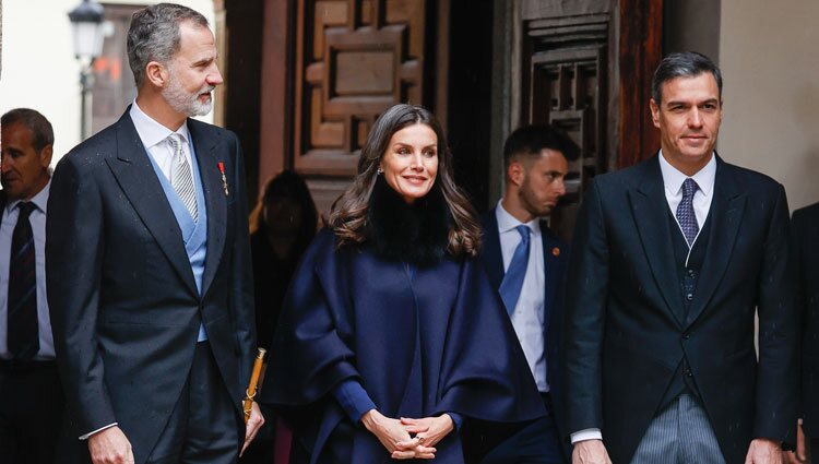 Los Reyes Felipe y Letizia y Pedro Sánchez en la entrega del Premio Cervantes 2021