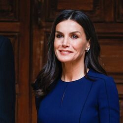 La Reina Letizia sonríe sin mascarilla en la entrega del Premio Cervantes 2021