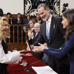 Cecilia Roth saluda a los Reyes Felipe y Letizia al recoger el Premio Cervantes 2021 en nombre de Cristina Peri Rossi