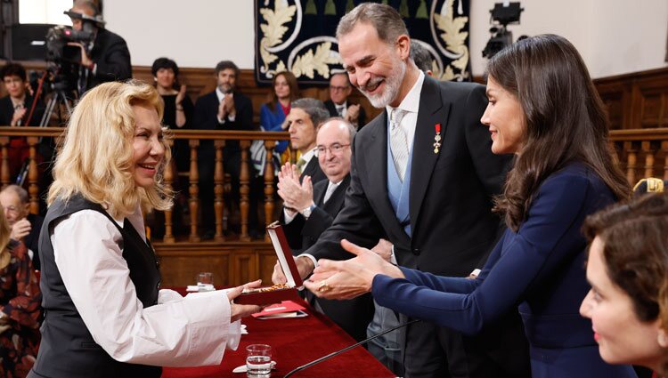 Cecilia Roth saluda a los Reyes Felipe y Letizia al recoger el Premio Cervantes 2021 en nombre de Cristina Peri Rossi