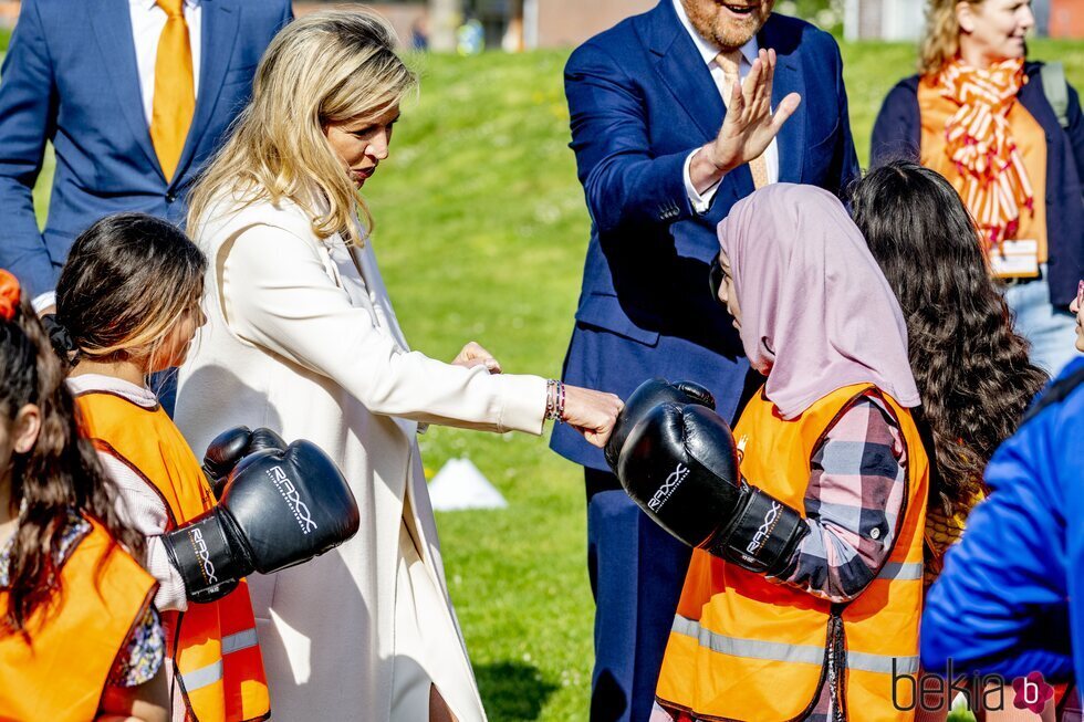 Máxima de Holanda boxeando con una niña en la décima edición de los Juegos del Rey