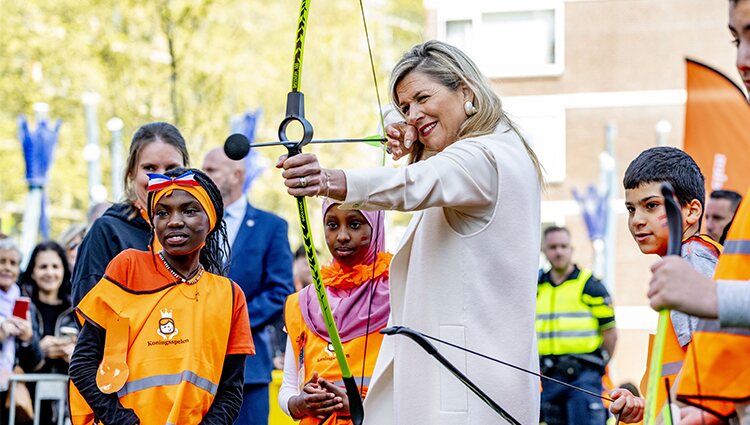 Máxima de Holanda practicando tiro con arco en la décima edición de los Juegos del Rey