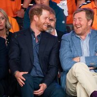 El Príncipe Harry y Guillermo Alejandro de Holanda riéndose en los Invictus Games de La Haya