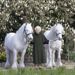 La Reina Isabel en su 96 cumpleaños con sus ponis