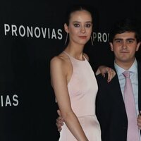 Victoria Federica y Jorge Bárcenas posando juntos en el desfile de Pronovias