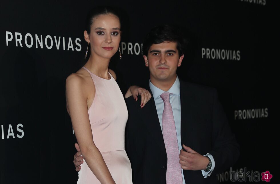 Victoria Federica y Jorge Bárcenas posando juntos en el desfile de Pronovias