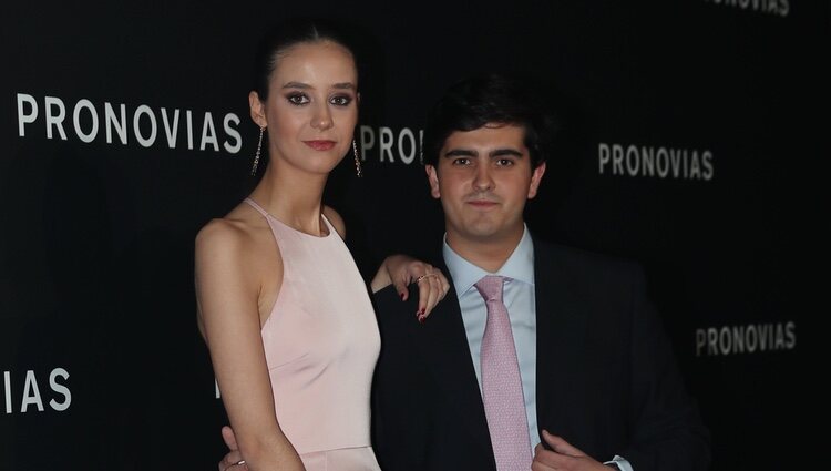 Victoria Federica y Jorge Bárcenas posando juntos en el desfile de Pronovias