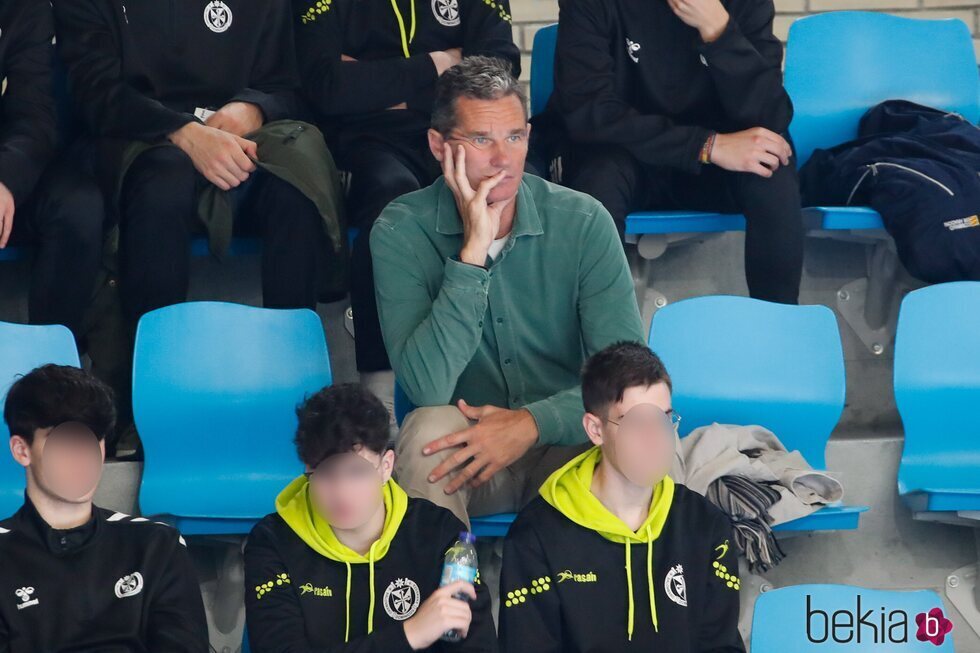 Iñaki Urdangarin viendo jugar a su hijo Pablo al balonmano en Pamplona