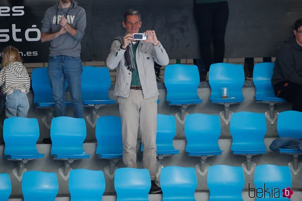 Iñaki Urdangarin, muy orgulloso viendo jugar a su hijo Pablo en Pamplona