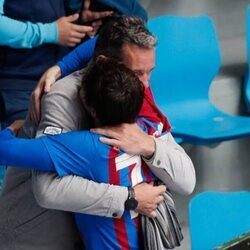 Iñaki Urdangarin y su hijo Pablo abrazándose tras un partido en Pamplona