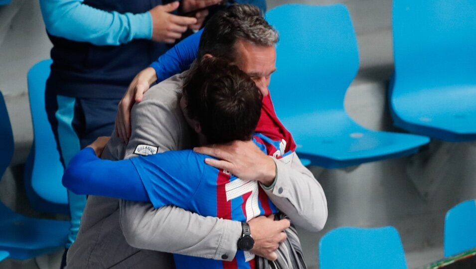 Iñaki Urdangarin y su hijo Pablo abrazándose tras un partido en Pamplona